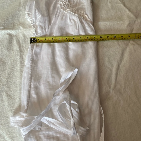 BCBGMAXAZRIA WHITE SEMI-SHEER TOP . - Picture 9 of 12